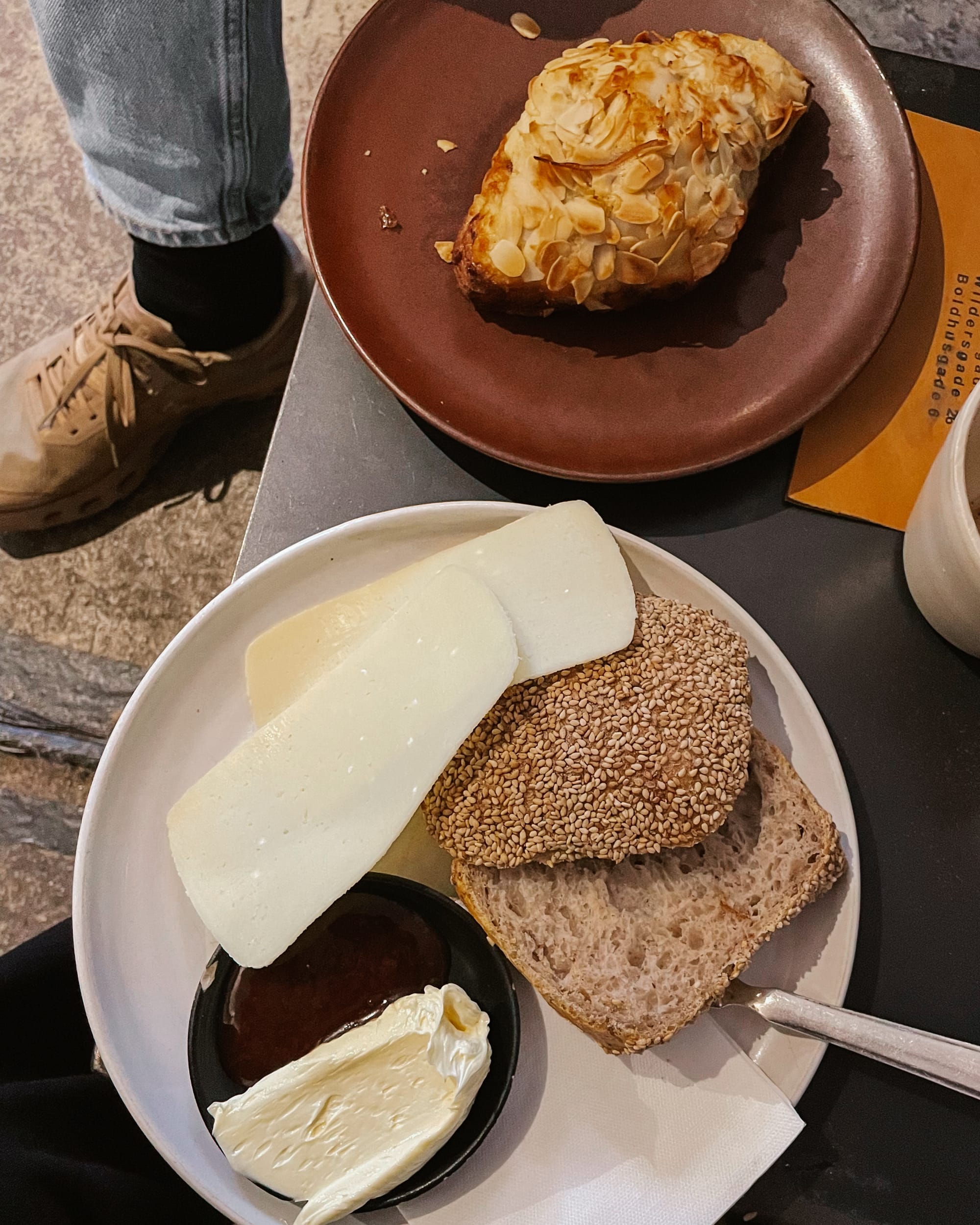 sourdough bun plate at H A N S Coffee Copenhagen